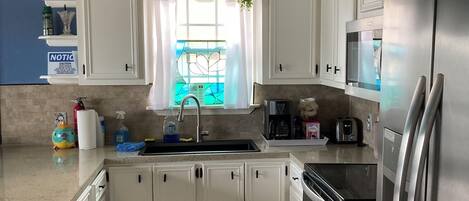 Réfrigérateur, four à micro-ondes, un four, surface de cuisson