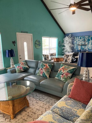 TV, books - SUPER LOCATION, MIDDLE OF THE ISLAND (South Padre Island)