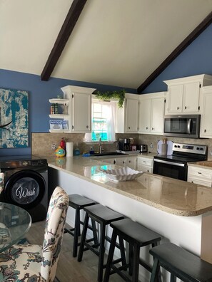 Fridge, microwave, oven, stovetop - SUPER LOCATION, MIDDLE OF THE ISLAND (South Padre Island)