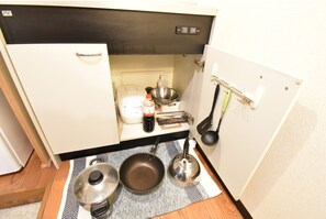 Kühlschrank, Mikrowelle, Herdplatte, Kochgeschirr/Geschirr/Besteck