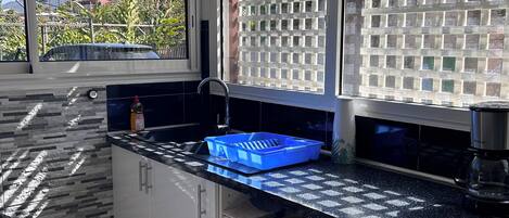 Mikrowelle, Wasserkocher mit Kaffee-/Teezubehör