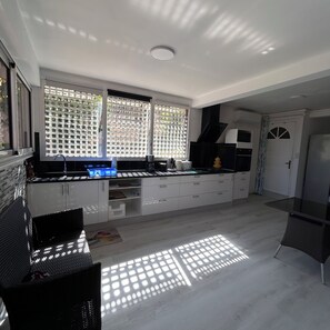 Mikrowelle, Wasserkocher mit Kaffee-/Teezubehör