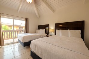 1 habitación, escritorio, tabla de planchar con plancha y cuna de viaje