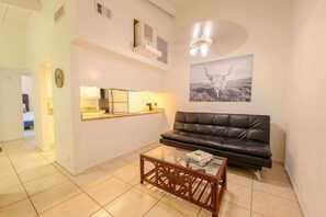 TV, books, offices - Spoonbills Sanctuary (South Padre Island)