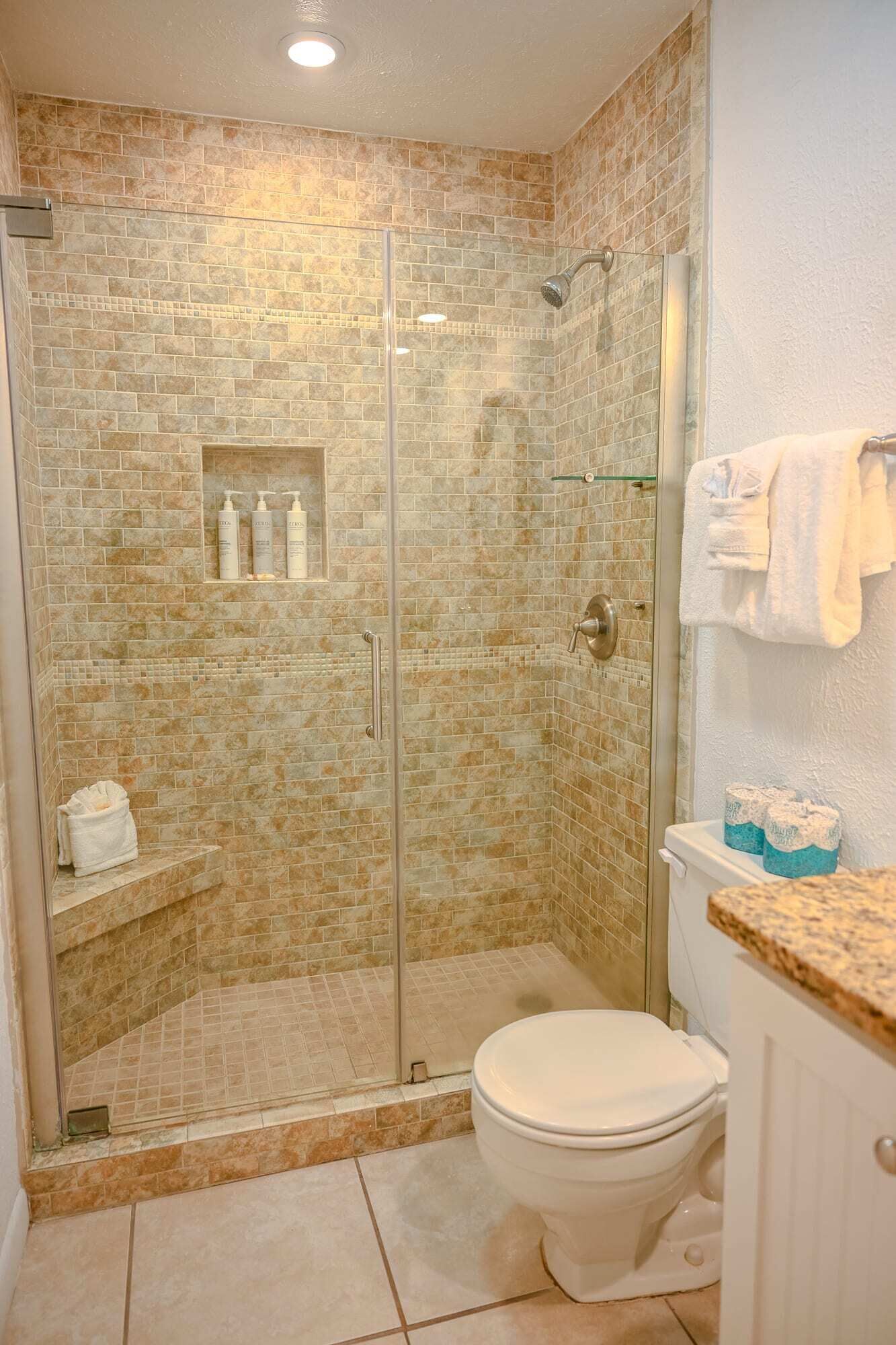 Ducha, secador de pelo, toallas, jabón