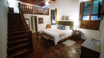 Habitación cuádruple | Ropa de cama de alta calidad, edredón y decoración personalizada