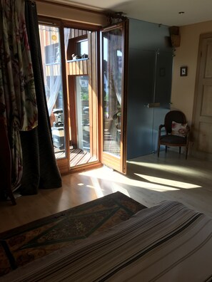 2 bedrooms, travel crib, free WiFi, bed sheets