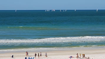 Plage, chaises longues, serviettes de plage