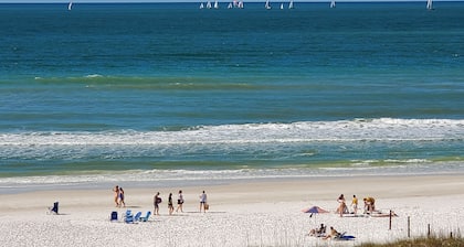 On Siesta Key beach , condo w/ heated pool, w/ beautiful 4th floor view