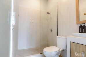 Douche, serviettes fournies, savon, shampoing