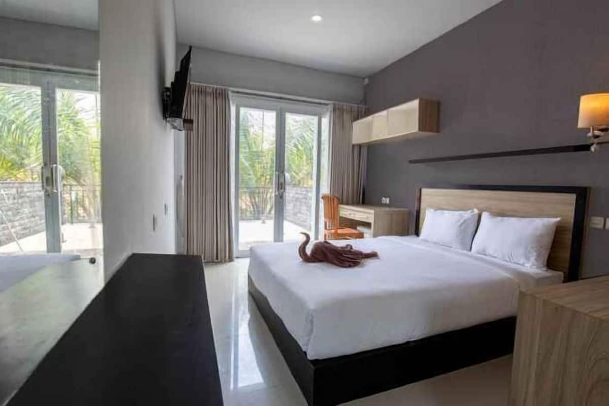 Desk, laptop workspace, free WiFi