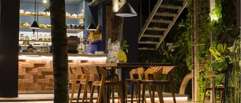 Serveert ontbijt, lunch, diner, internationale gerechten