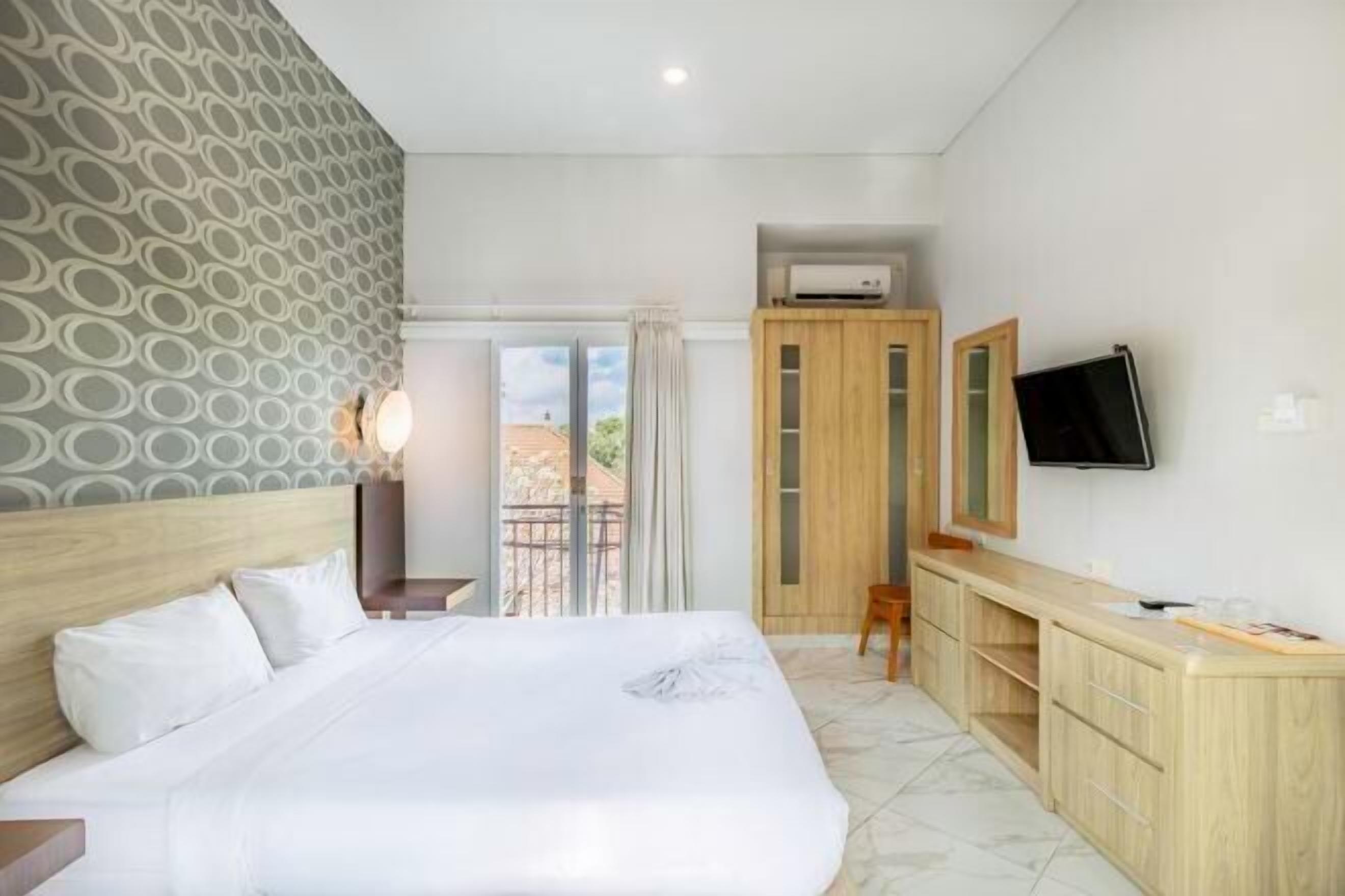 Desk, laptop workspace, free WiFi