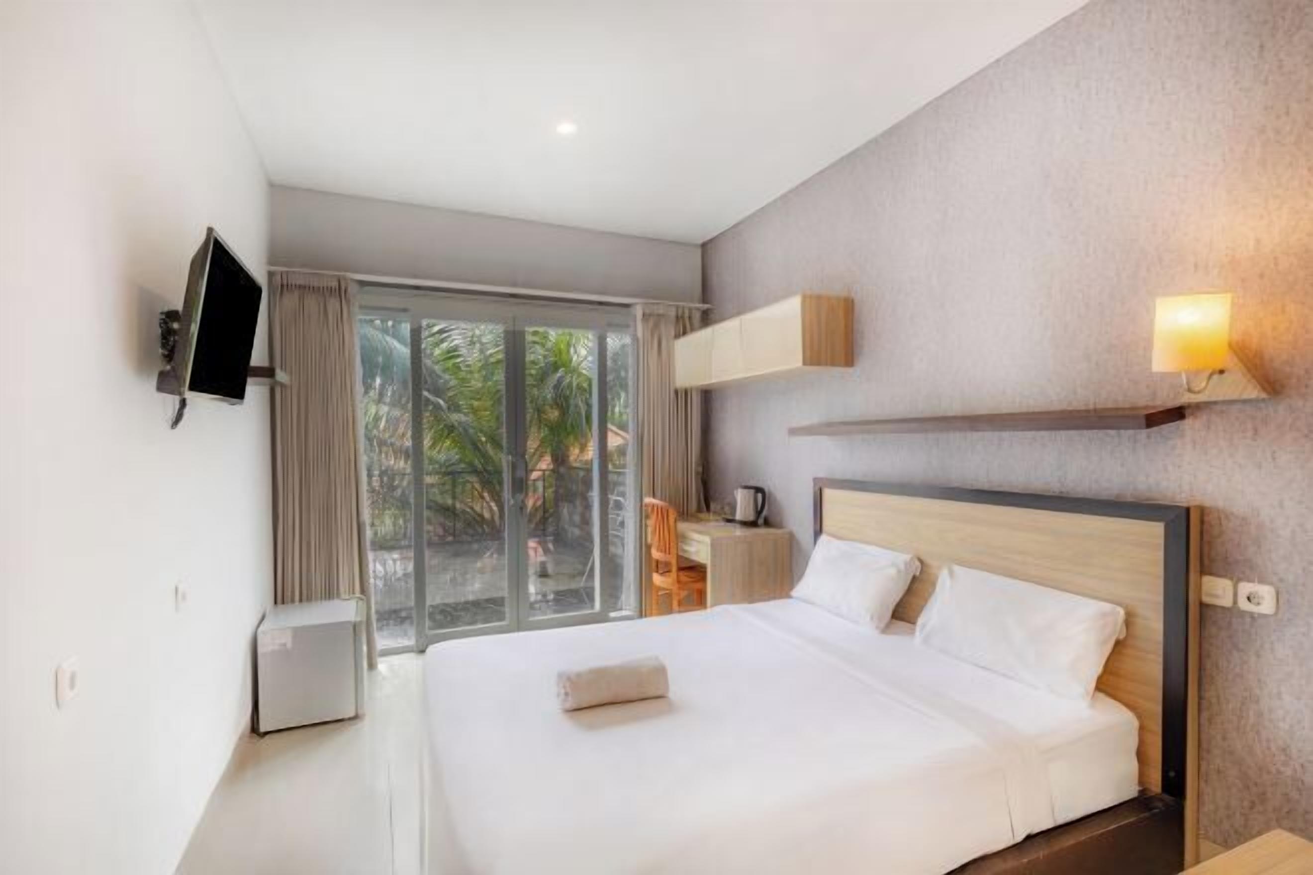 Desk, laptop workspace, free WiFi