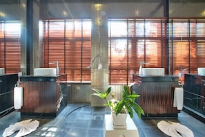 Luxury Villa | Bathroom | Towels