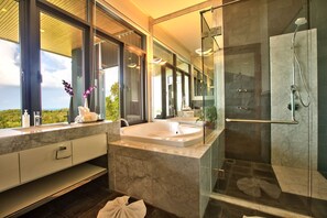 Luxury Villa | Deep soaking bathtub