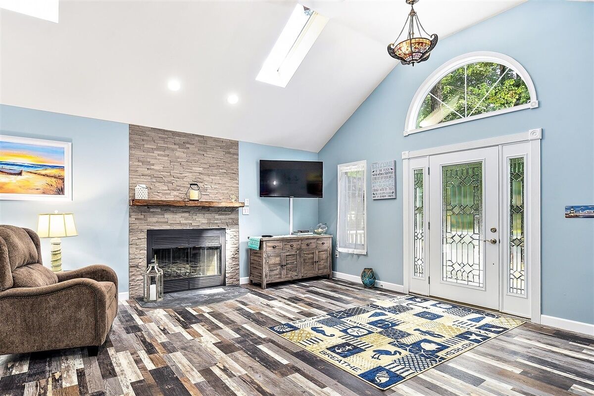Updated 3 Bedroom Ocean Pine Home with Screen Porch & Back Decking!