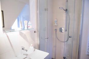 Dusche, Haartrockner, Handtücher, Seife