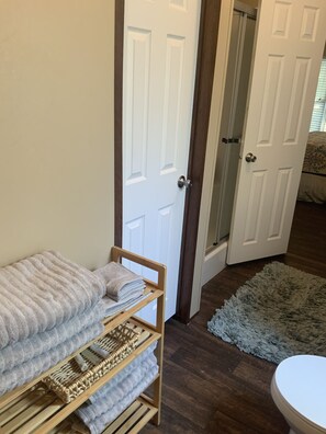 5 bedrooms, iron/ironing board, WiFi, bed sheets