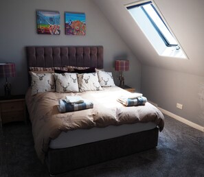 2 عدّة غرف نوم ومكواة/لوح كي وواي فاي وملاءات أسرّة