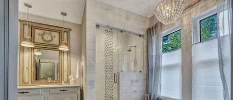 Ensemble douche/baignoire, sĂšche-cheveux, serviettes fournies, savon