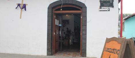A hotel entrance with a sign reading "HOTELJARDIN" and a signboard stating "EXCLUSIVO A CLIENTES".