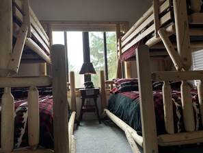 3 habitaciones, escritorio, tabla de planchar con plancha y wifi gratis