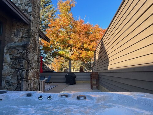 Seven Springs Townhome w/ Pool, Private Hot Tub & Ping Pong Table 
