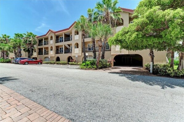 Unclassified image, 1 of 21, button