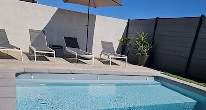 Recent comfortable villa : private heated swimming pool and close to the beaches