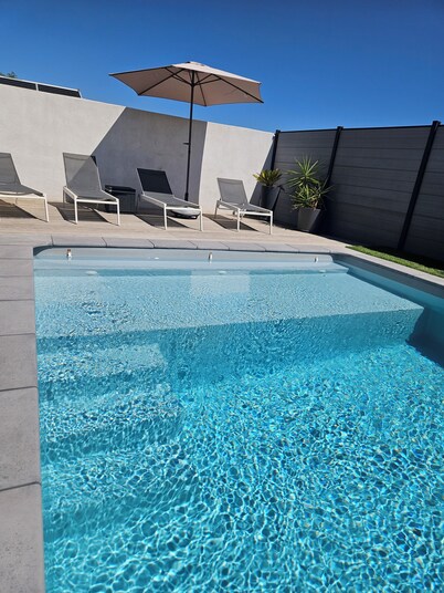 Recent comfortable villa : private heated swimming pool and close to the beaches