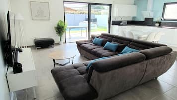Smart TV, DVD player, books, stereo