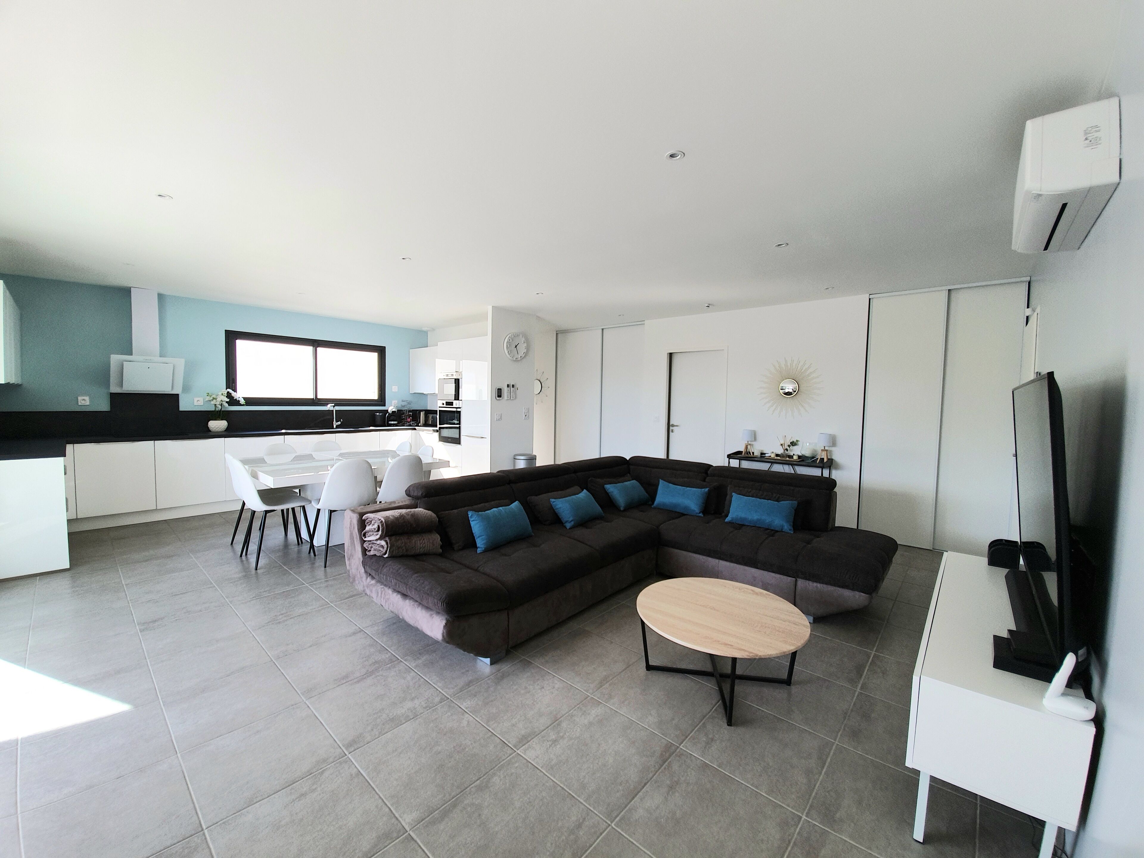 Smart-tv, een dvd-speler, boeken en een stereo