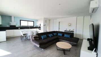 Smart-tv, een dvd-speler, boeken en een stereo