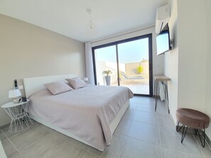 3 bedrooms, desk, iron/ironing board, travel cot