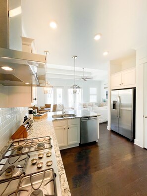 Refrigerador, microondas, horno, placa de cocina