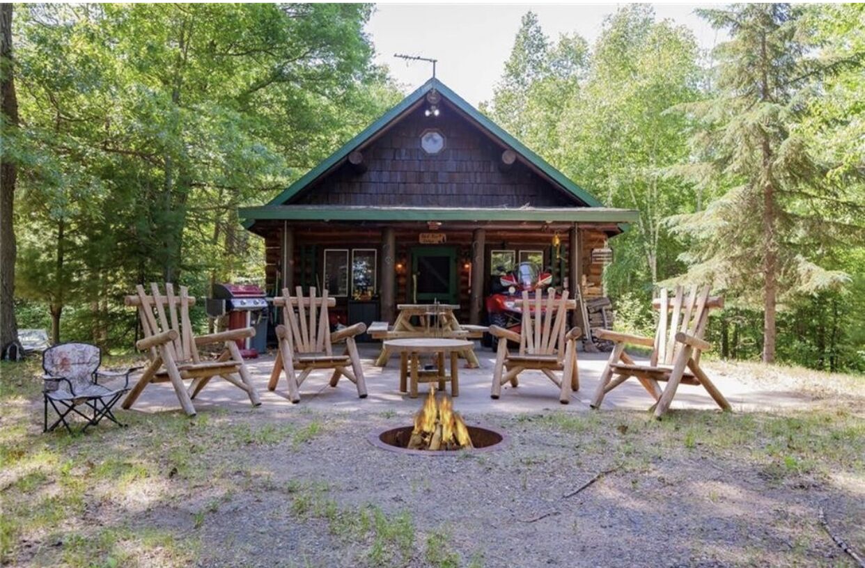 Peaceful retreat on Yellow River. Kayak, canoe or explore our 20 wooded acres!