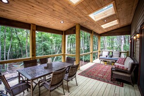 Outdoor dining - Red Bird Retreat - Luxury Home in The Lodges at Eagles Nest (Banner Elk)