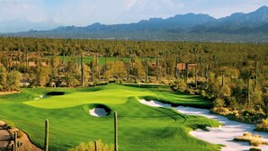 A golf course with sand bunkers, a water hazard, and a backdrop of mountains. - Dove Mountain Retreat - Private pool (Marana)