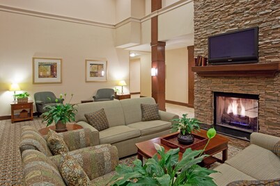 Relaxing Retreat in Stafford! Shared Indoor Pool + FREE Breakfast