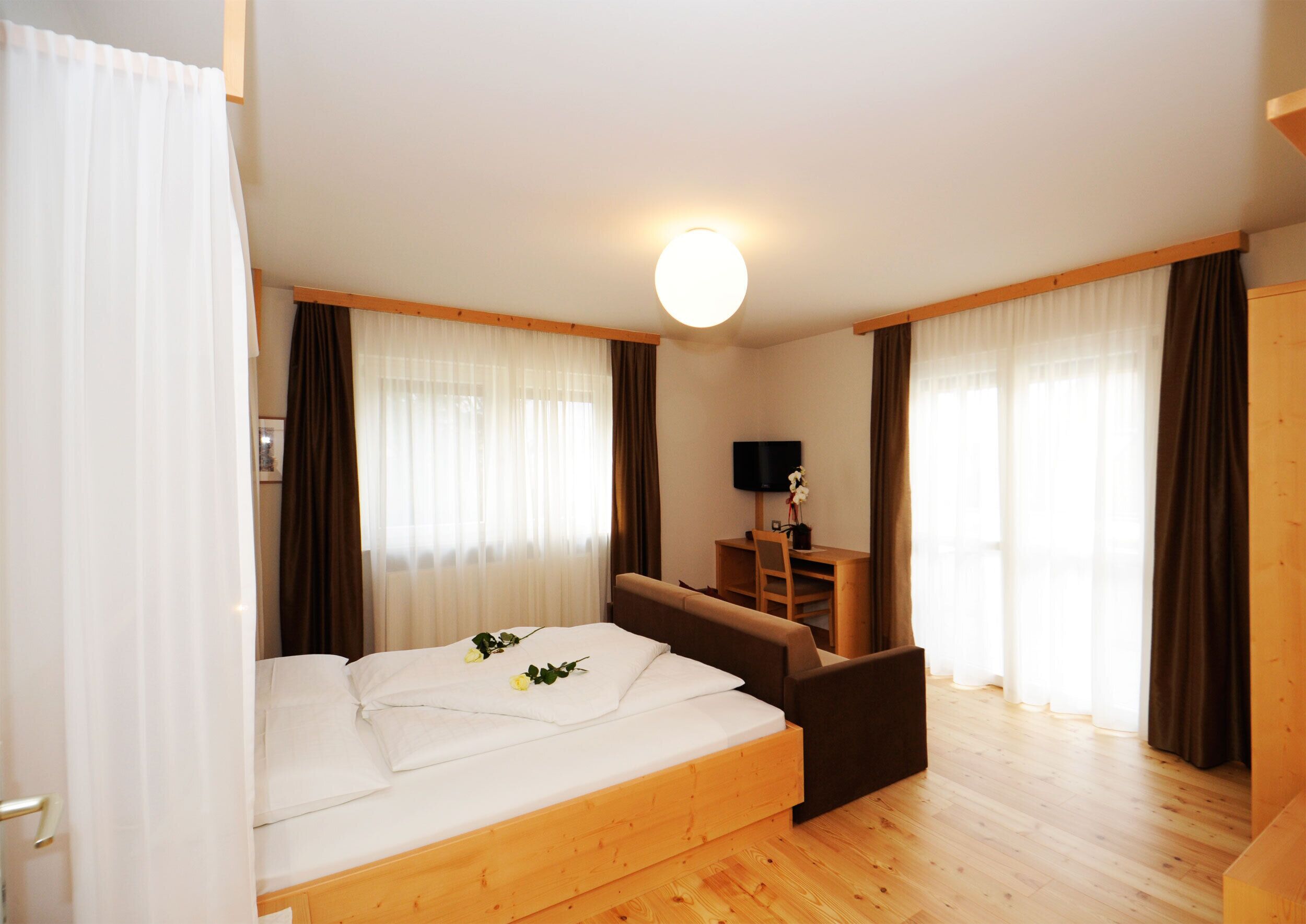 double room, 1 king bed, non smoking, garden view | 1 bedroom, hypo-allergenic bedding, in-room safe, individually furnished