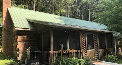 Cozy cabin with fireplace, 2 acre private lake , 100 acres of nature to explore.