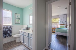 Shower, hair dryer, towels, soap - Sarasota 3 Bedroom House with salted water pool near Siesta Key (Sarasota)