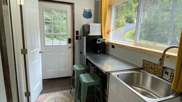 Een koelkast, een magnetron, een oven, een kookplaat