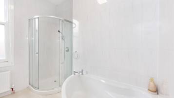 Secador de cabelo, toalhas de banho