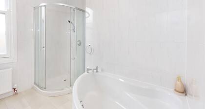 Portland Apartment - sleeps 3 guests in 2 bedrooms