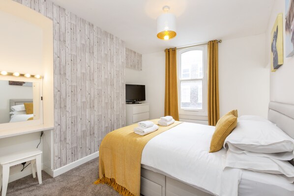 2 bedrooms, iron/ironing board, WiFi - Portland Apartment - sleeps 3 guests in 2 bedrooms (York)