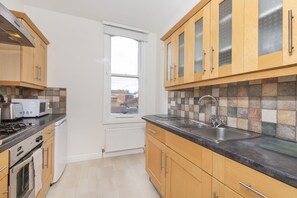 Fridge, microwave, oven, dishwasher - Portland Apartment - sleeps 3 guests in 2 bedrooms (York)