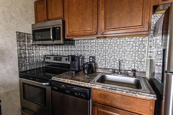 ثلاجة، ميكروويف، فرن، موقد طهي مسطح