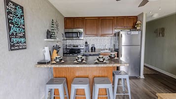 Kjøleskap, mikrobølgeovn, ovn og kokeplater